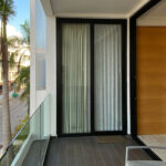 Balcon con vista hacia el exterior con sillas para disfrutar del clima de Playa del Carmen