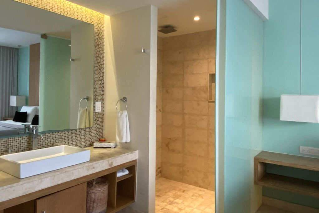Regadera y lavabo en el bano principal del departamento para 6 personas