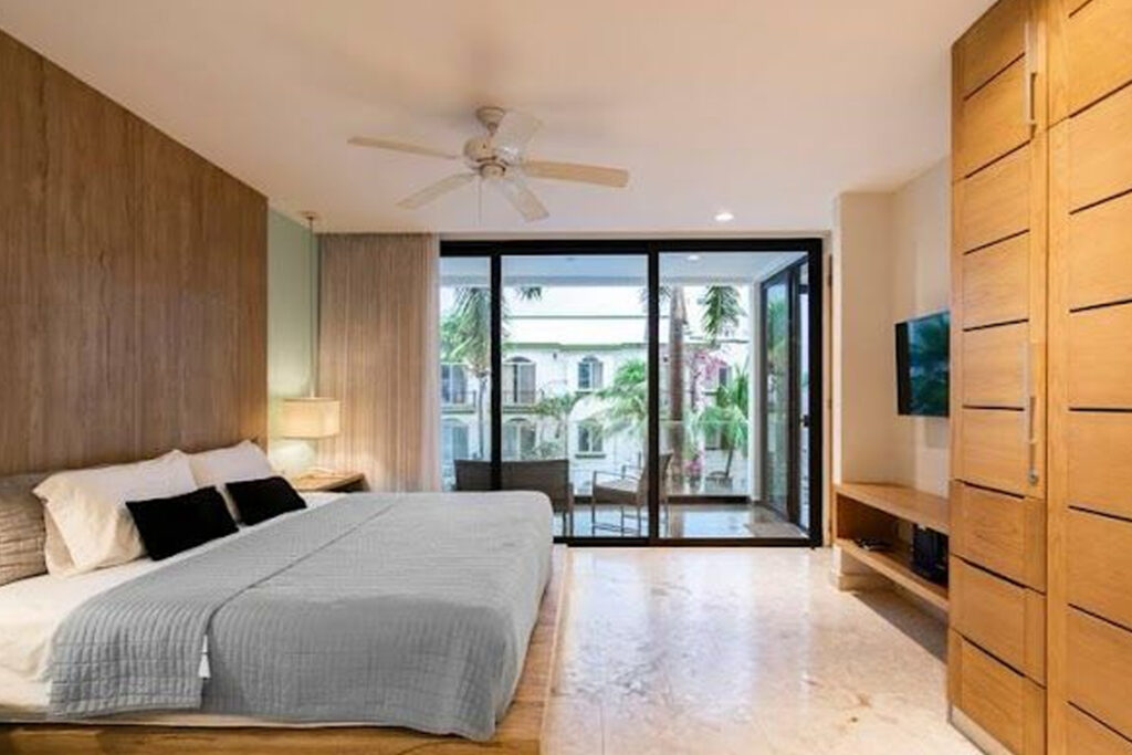 Recamara principal iluminada con acceso al balcon en Playa del Carmen