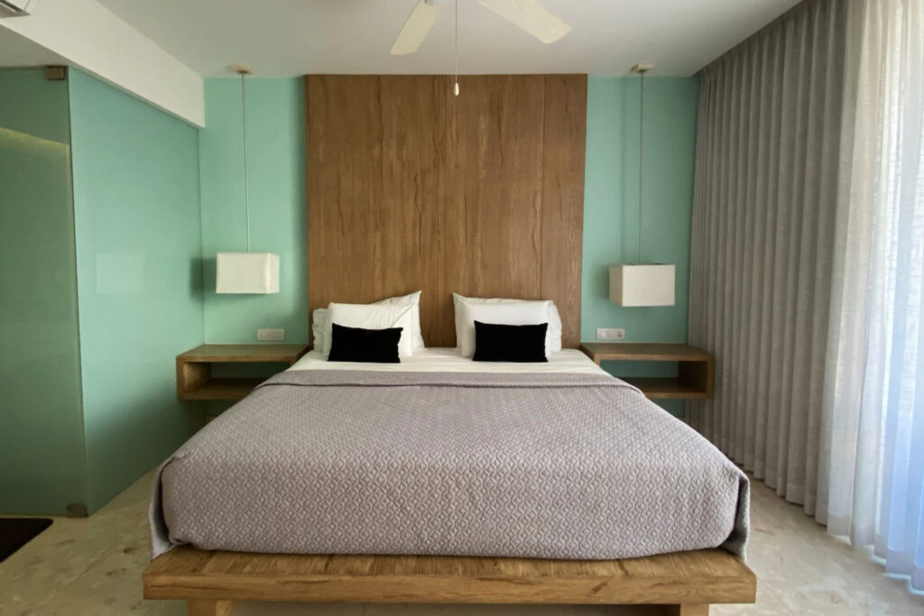 Comoda cama king size en habitacion principal de departamento vacacional en Anah Suites