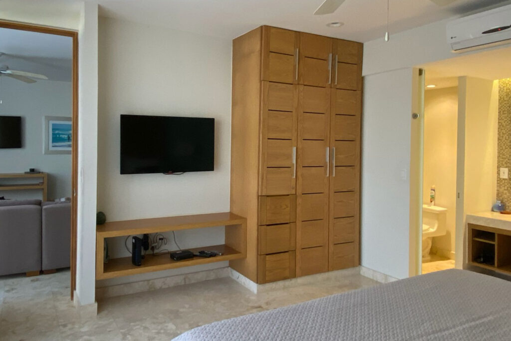 Closet y TV con Streaming en recamara principal de renta vacacional