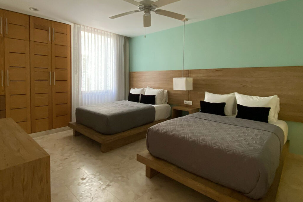 Segunda habitacion equipada para huéspedes en estancia vacacional