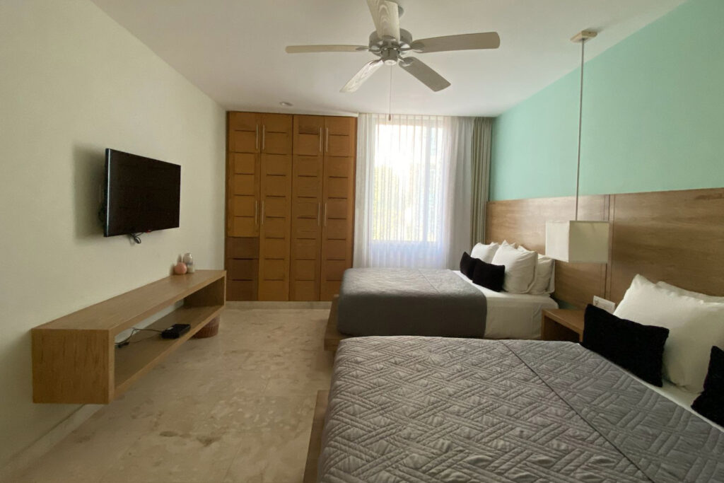 Camas confortables en la recamara secundaria del departamento