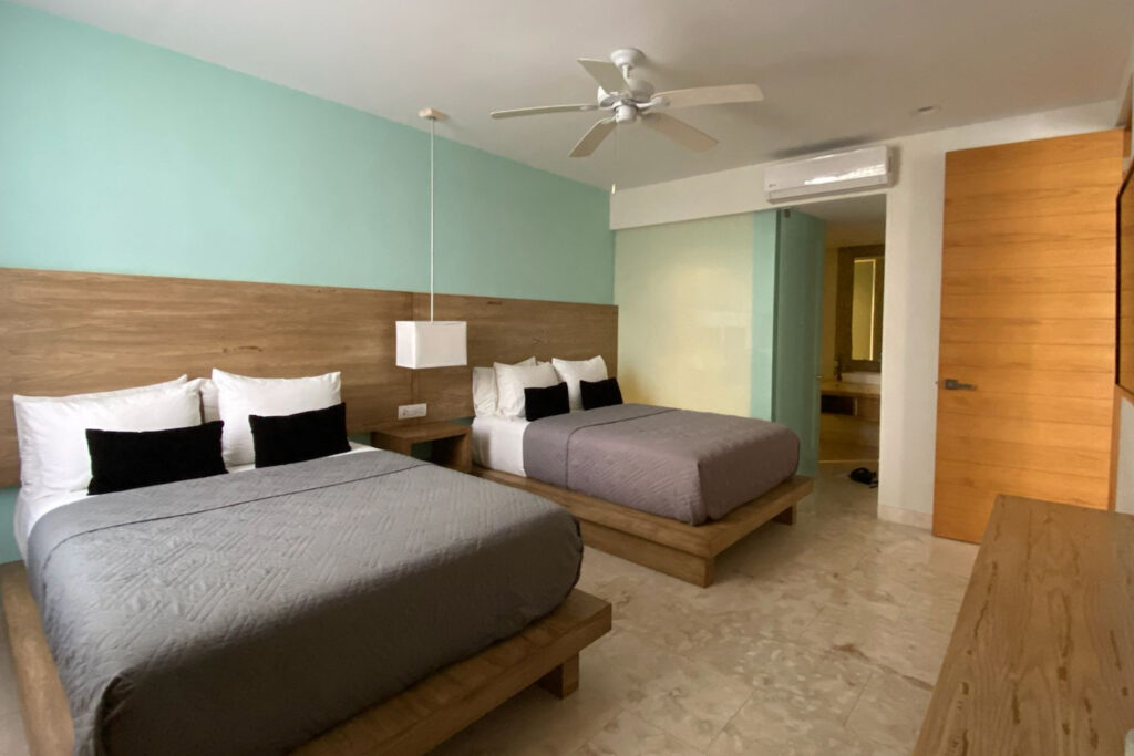 Vista angular de la habitacion dos ideal para familias o grupos