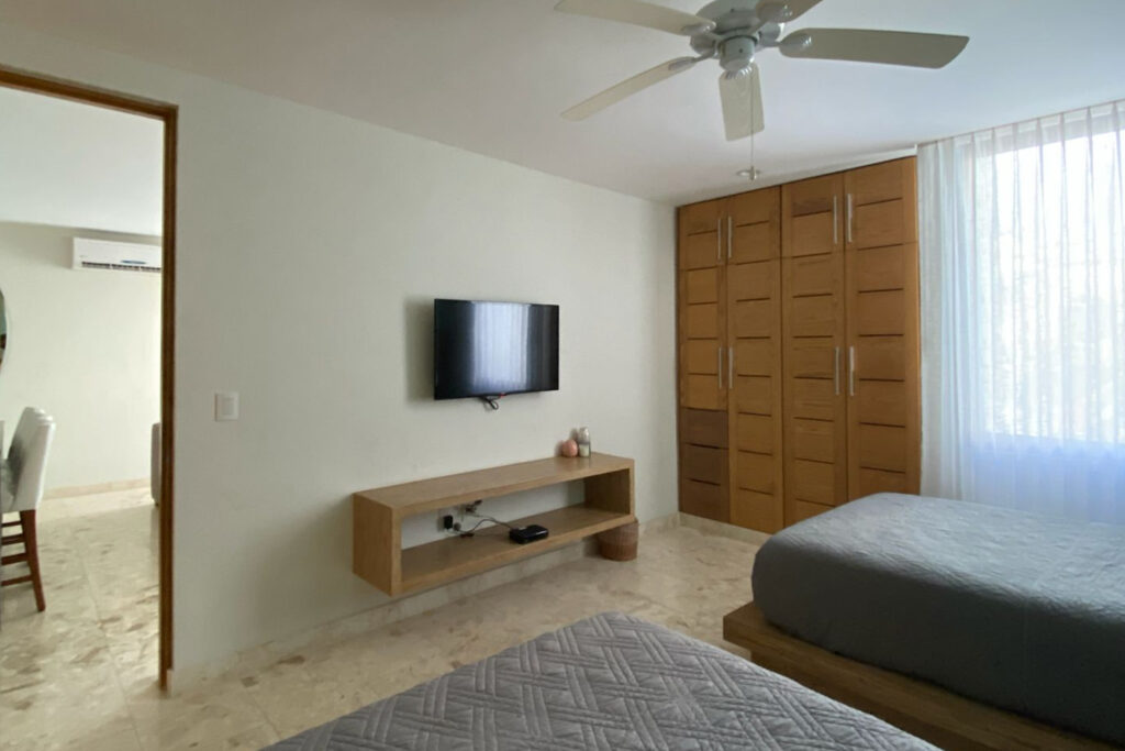 Closet y TV con Streaming en recamara principal de renta vacacional