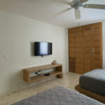 Closet y TV con Streaming en recamara principal de renta vacacional