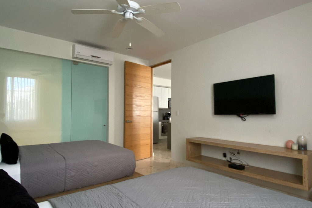 Televisión y detalles de la segunda habitacion con TV y bano completo separado
